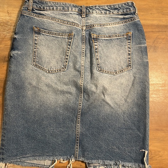 Beautiful medium length jeans skirt ripped - Picture 8 of 12